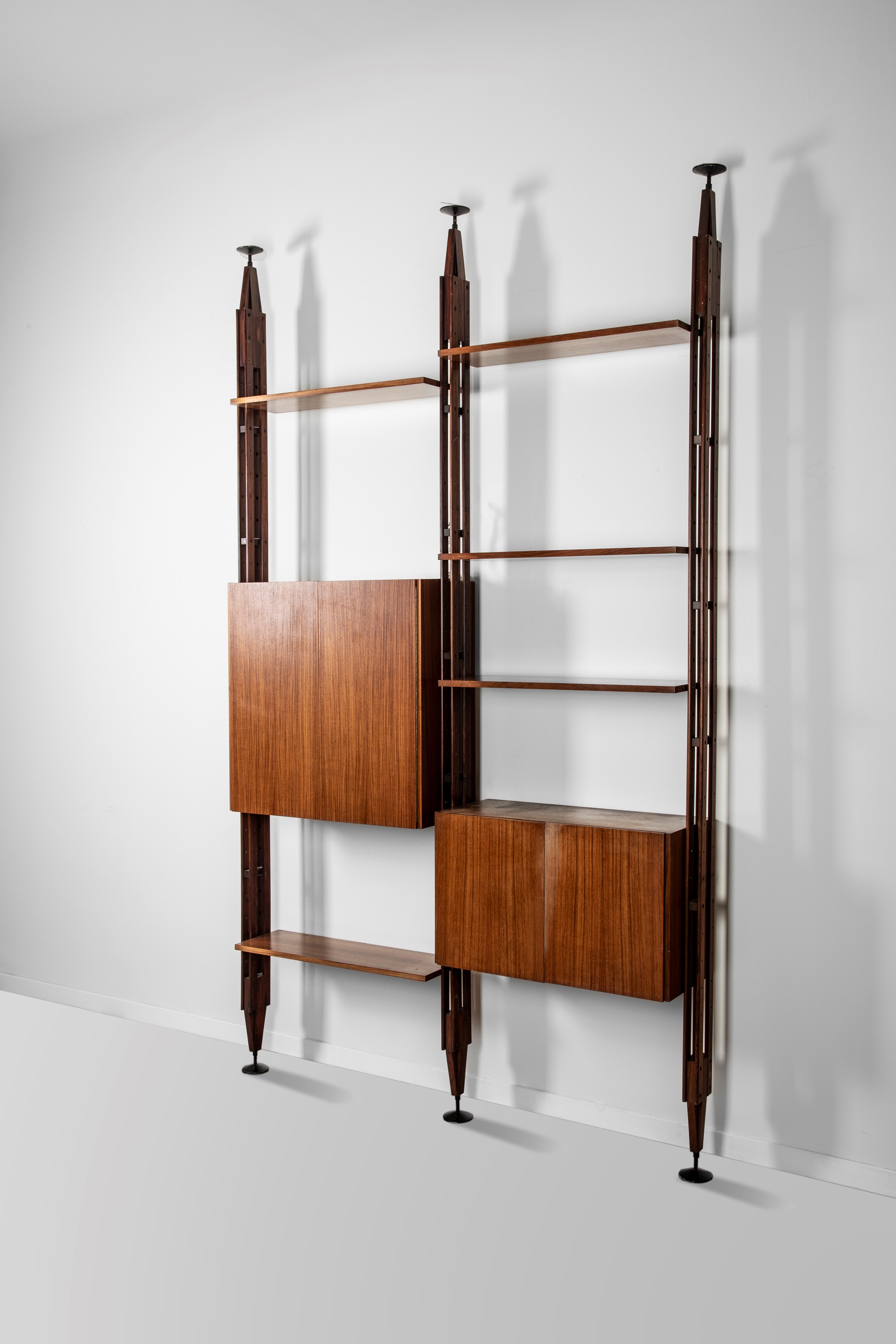 Franco Albini - Libreria modello LB7, impiallacciatura di palissandro e alluminio pressofuso lacc...
