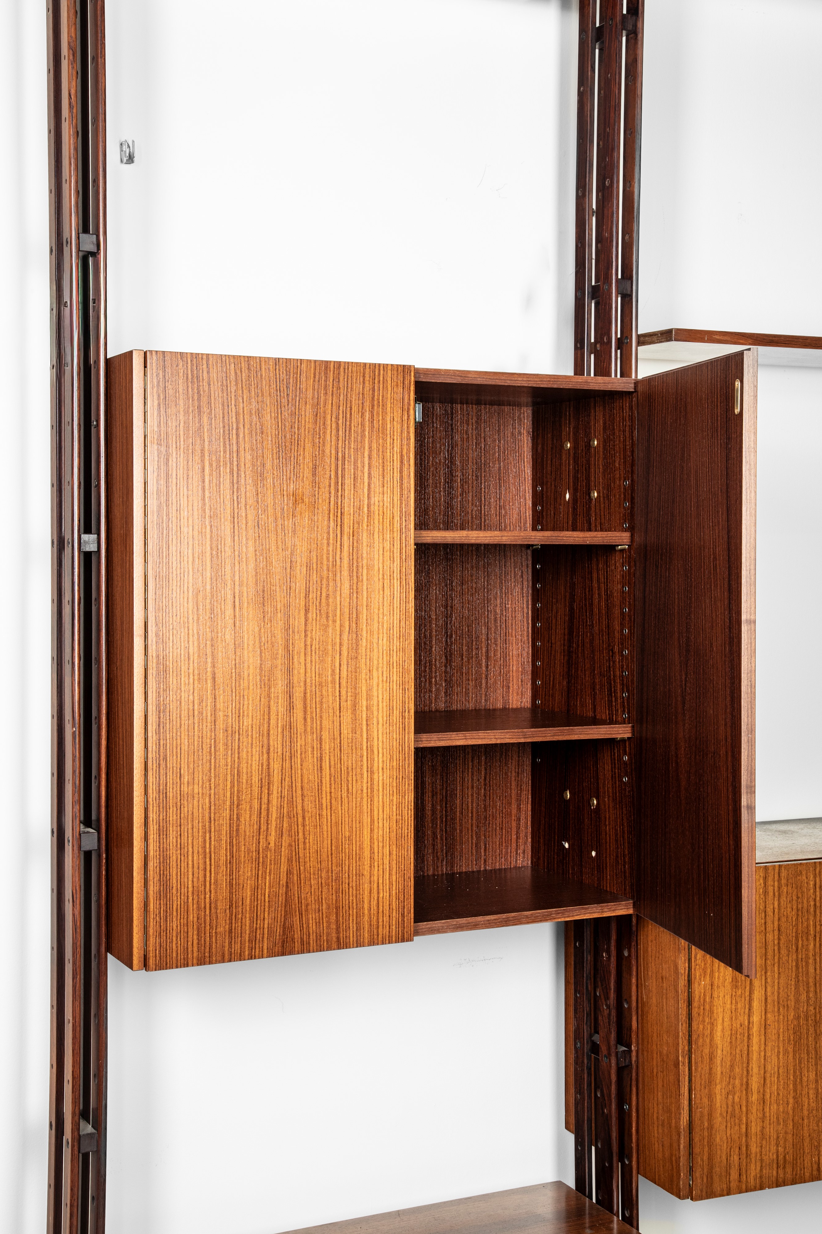 Franco Albini - Libreria modello LB7, impiallacciatura di palissandro e alluminio pressofuso lacc...