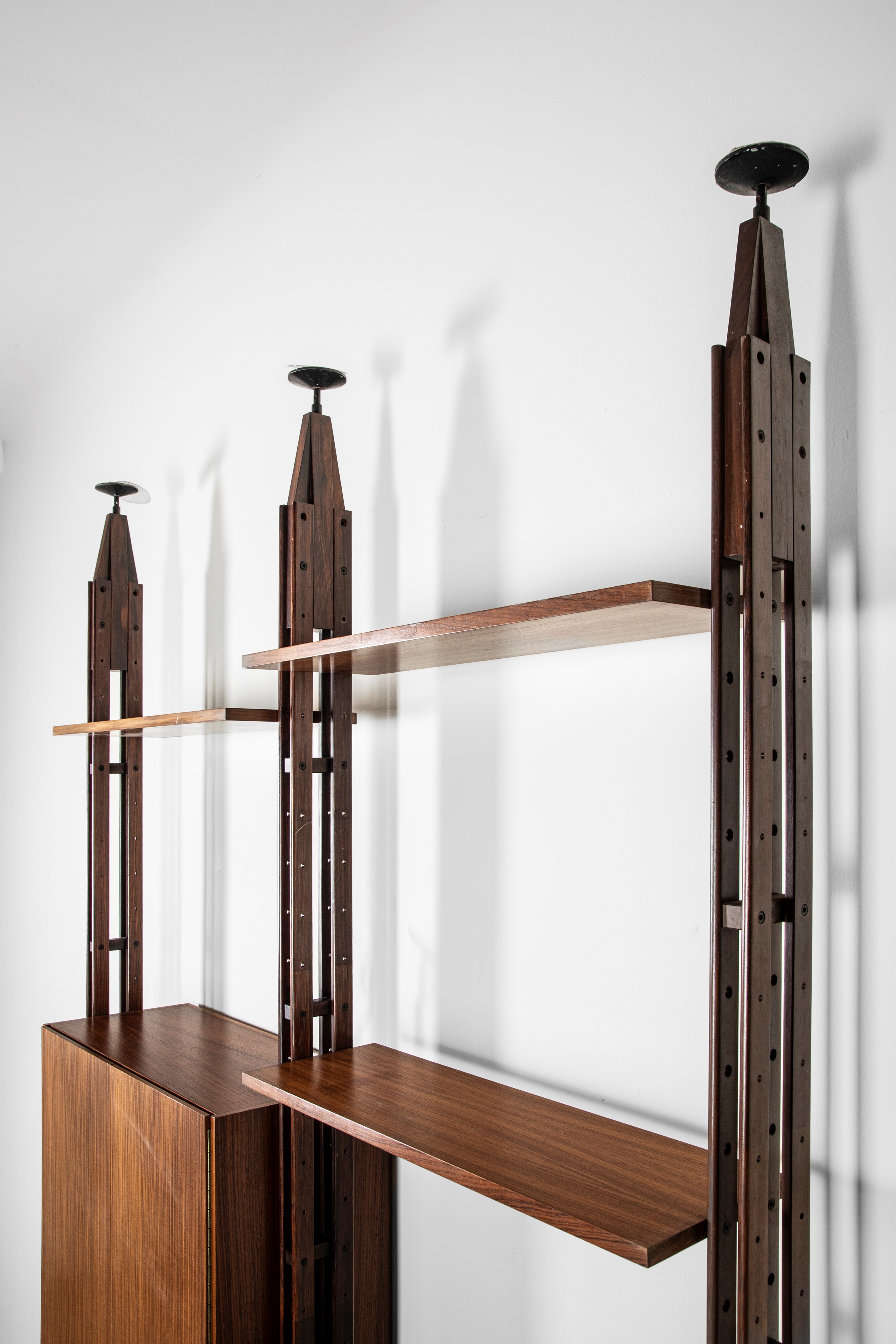 Franco Albini - Libreria modello LB7, impiallacciatura di palissandro e alluminio pressofuso lacc...