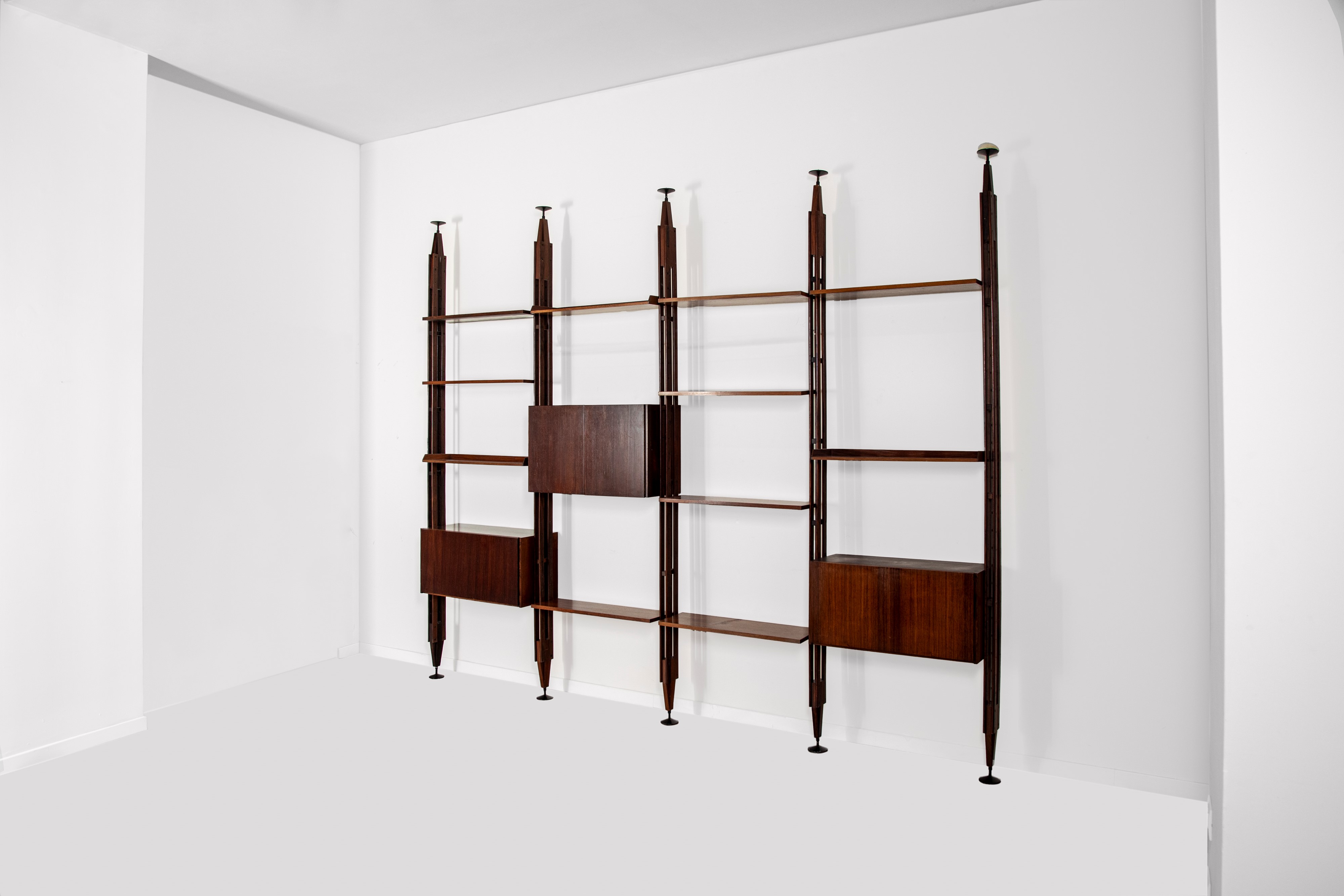 Franco Albini - Libreria modello LB7, impiallacciatura di palissandro e alluminio pressofuso lacc...
