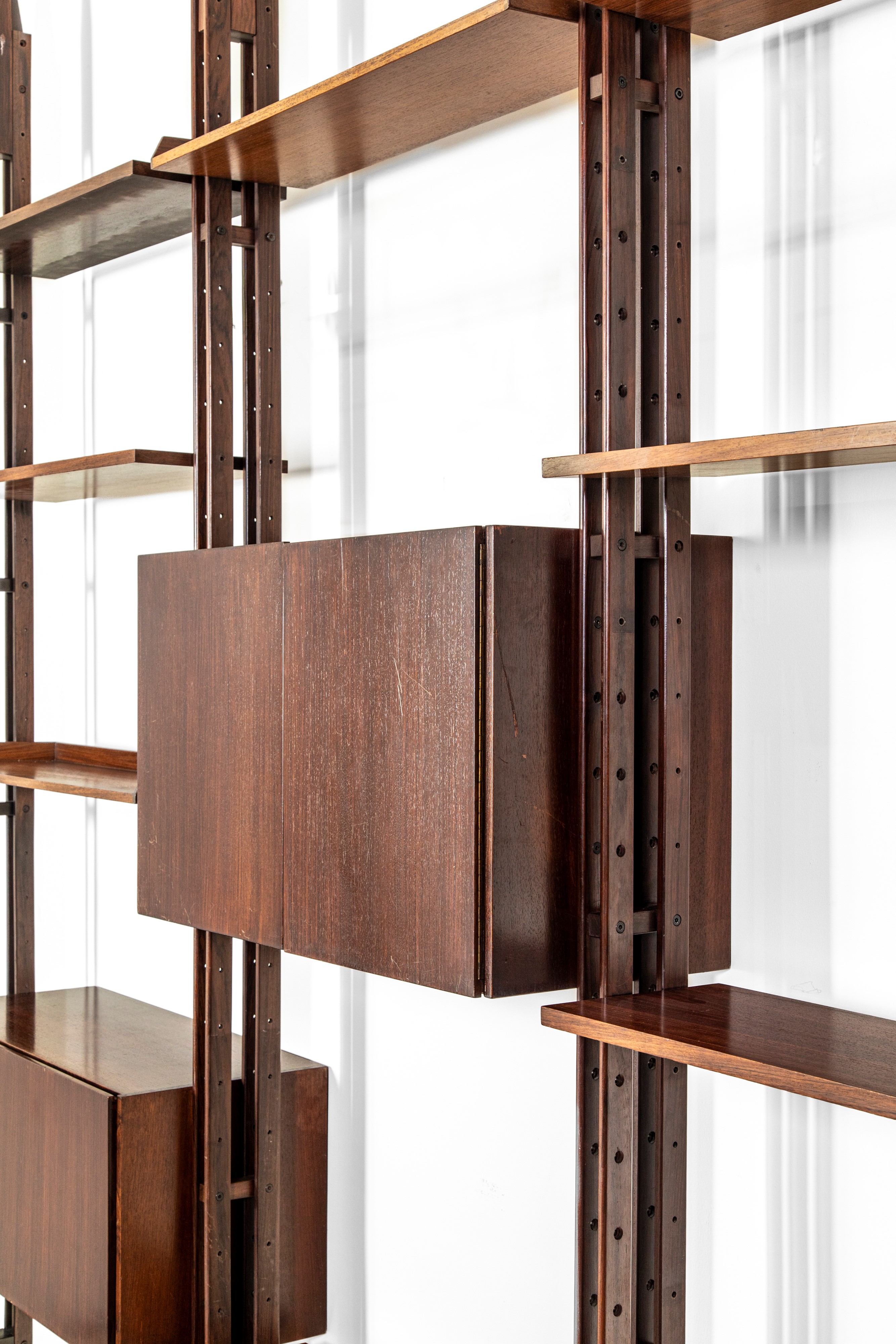 Franco Albini - Libreria modello LB7, impiallacciatura di palissandro e alluminio pressofuso lacc...