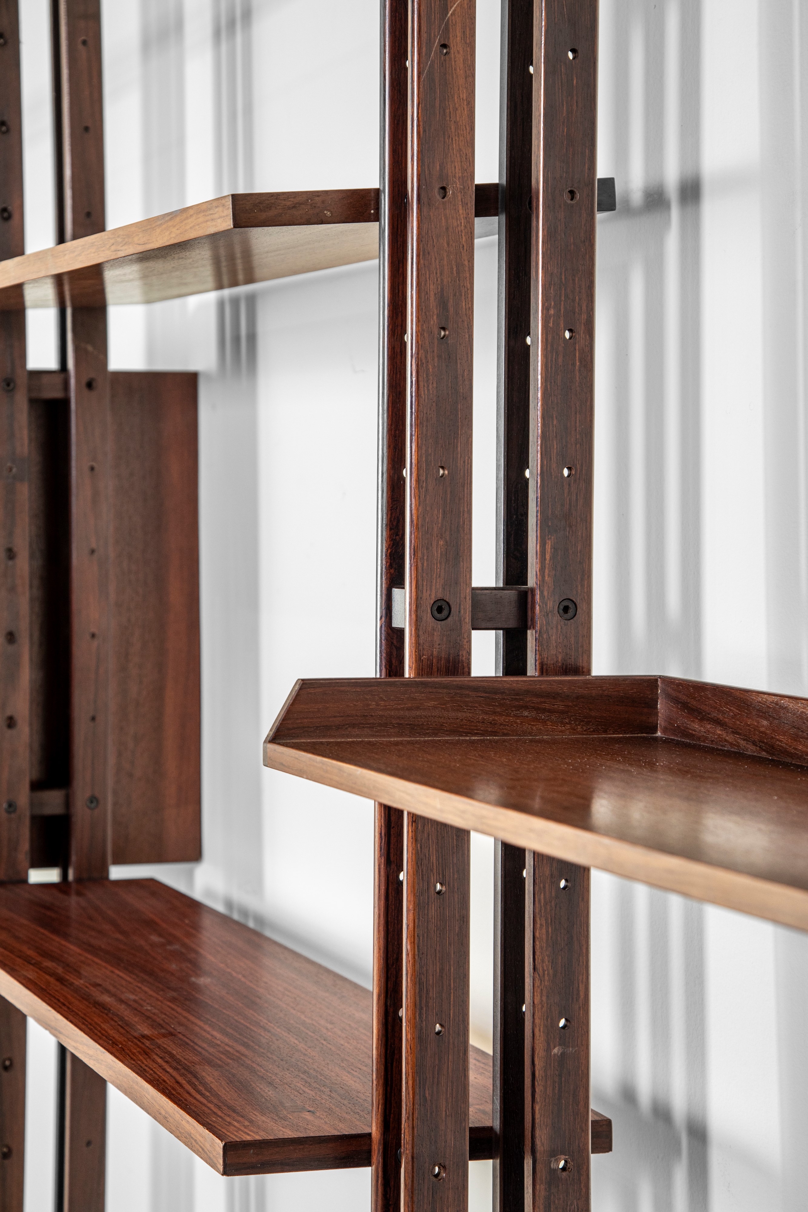Franco Albini - Libreria modello LB7, impiallacciatura di palissandro e alluminio pressofuso lacc...