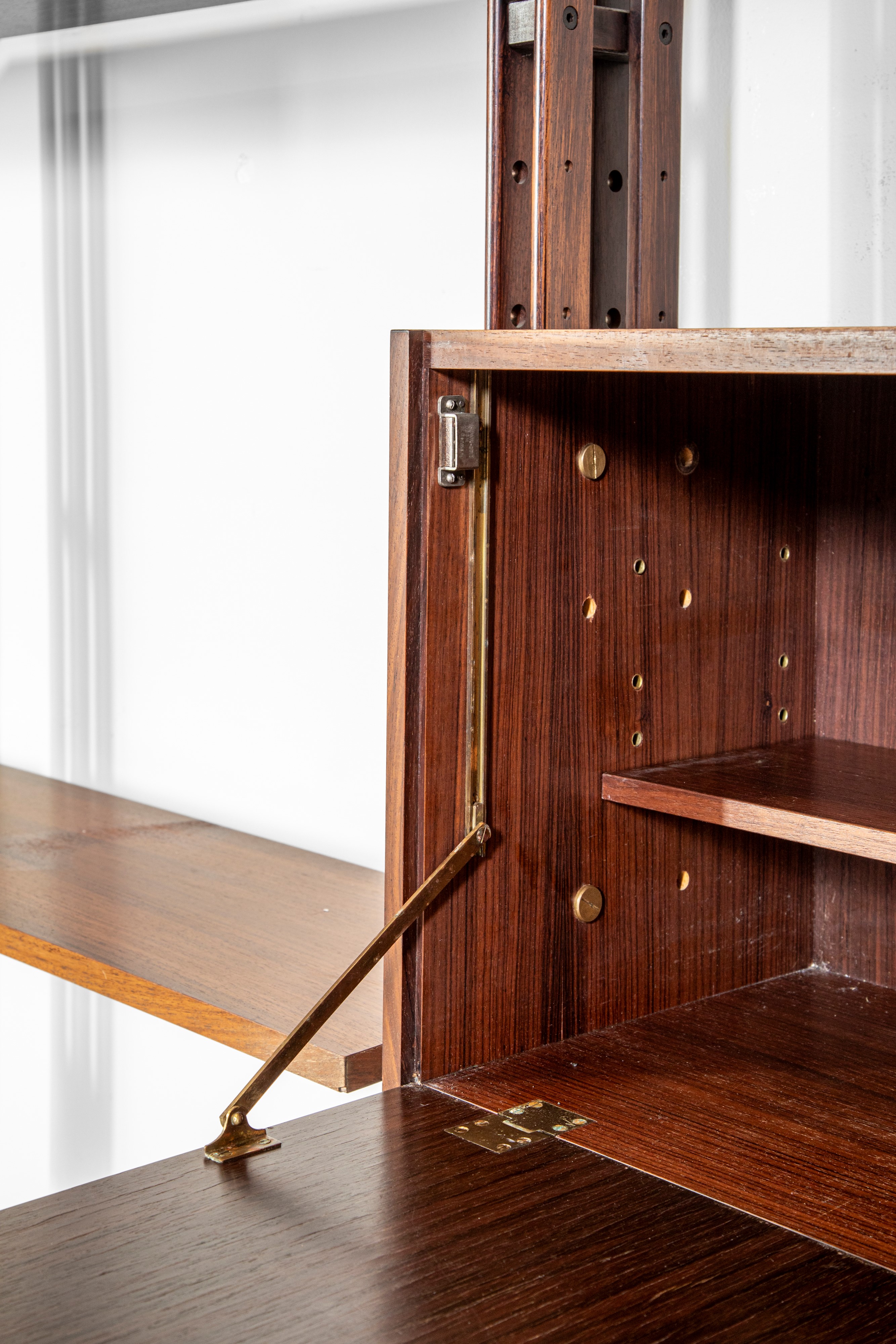 Franco Albini - Libreria modello LB7, impiallacciatura di palissandro e alluminio pressofuso lacc...