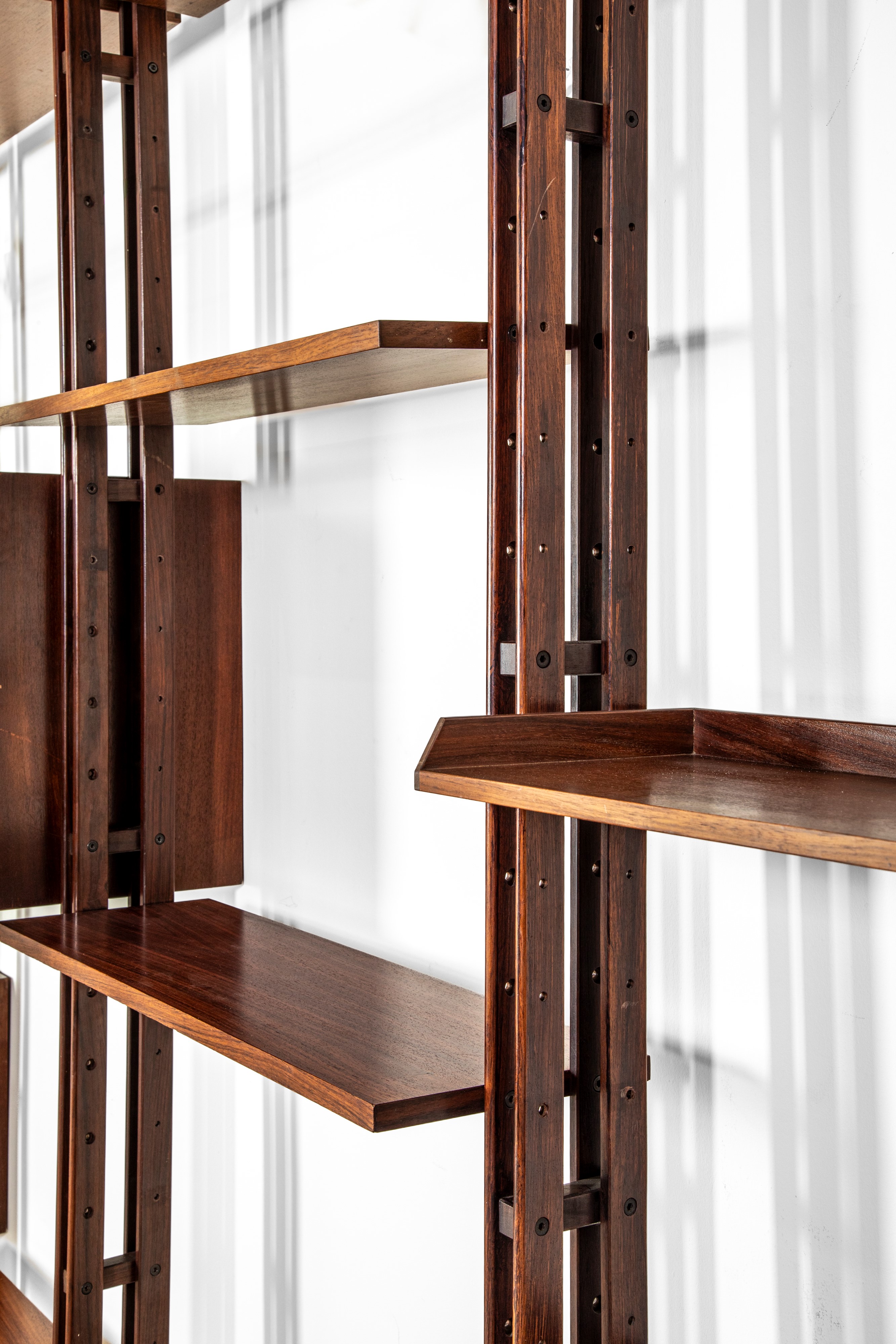 Franco Albini - Libreria modello LB7, impiallacciatura di palissandro e alluminio pressofuso lacc...
