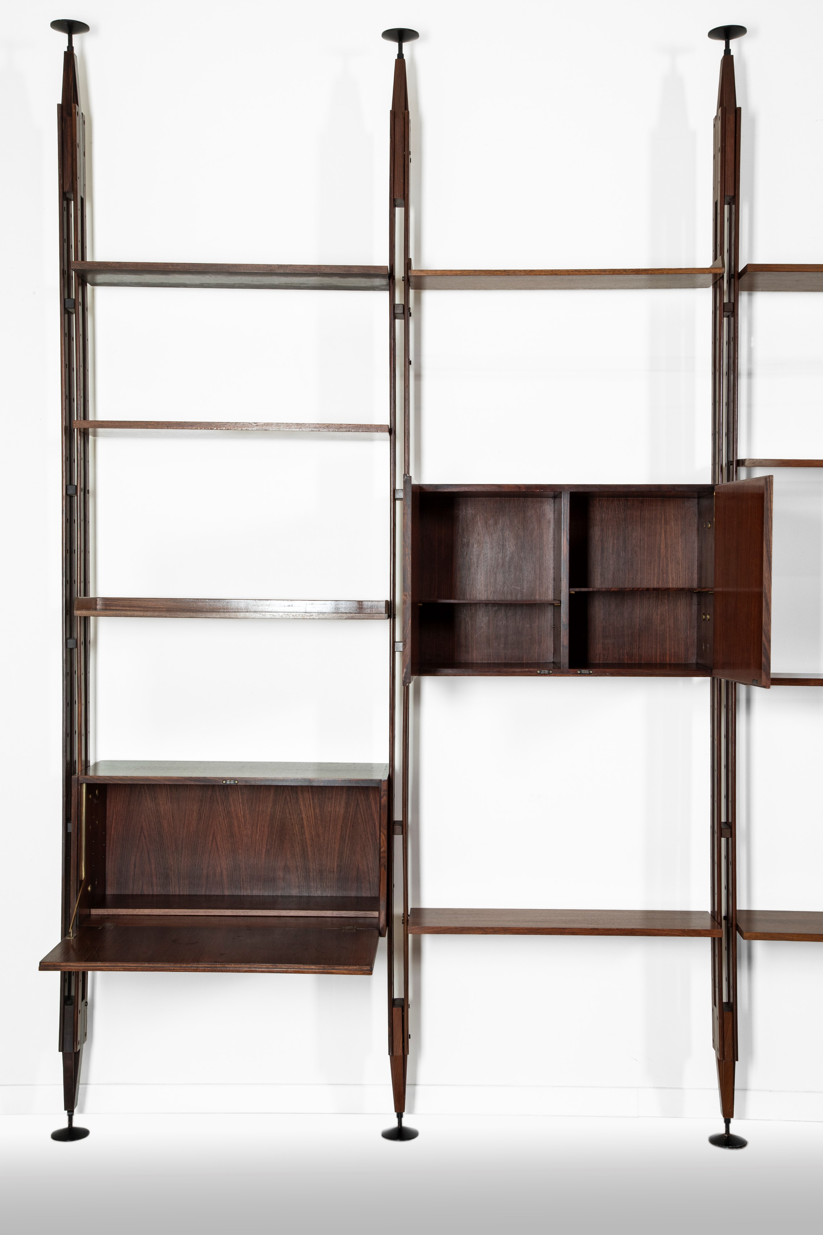 Franco Albini - Libreria modello LB7, impiallacciatura di palissandro e alluminio pressofuso lacc...