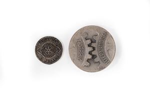 Due medaglie in metallo argentato