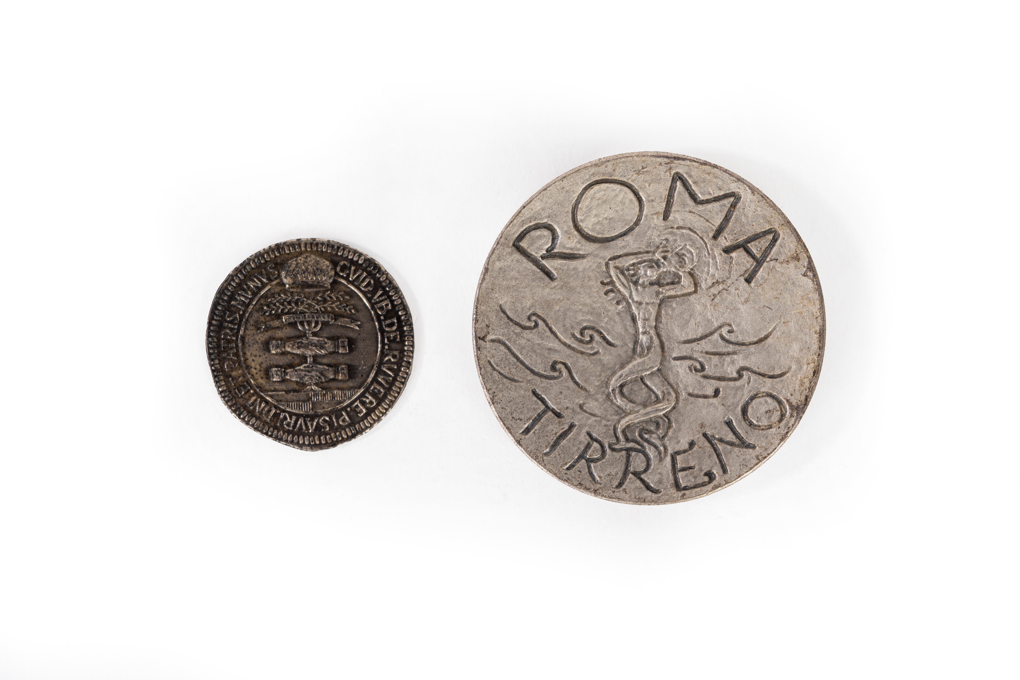 Due medaglie in metallo argentato