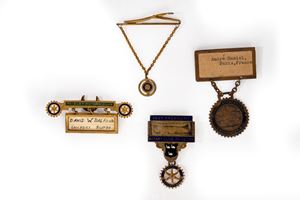 Gruppo di spille segna nome Rotary Club