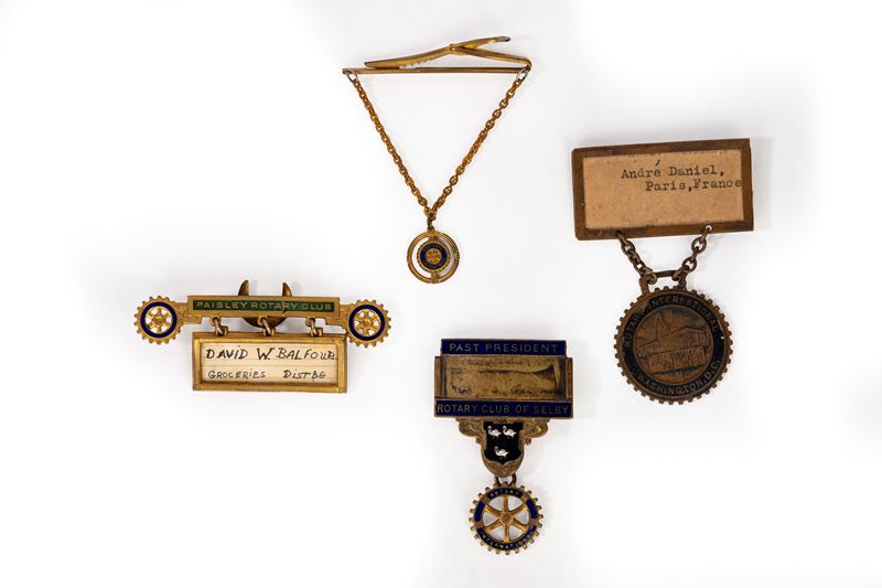 Gruppo di spille segna nome Rotary Club