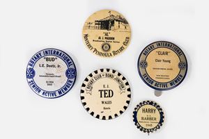 Lotto composto da cinque spille