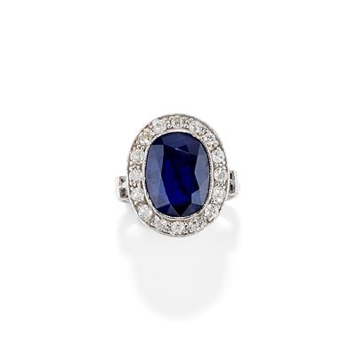 Anello in oro bianco 18k con zaffiro ovale e contorno in diamanti