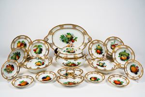 Importante servizio in porcellana bianca a bordo mosso e dorato finemente decorato a frutti. Meissen, inizi del XIX secolo