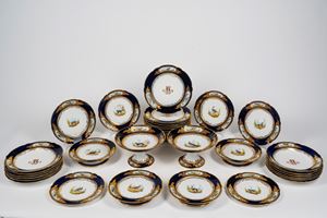 Elegante servizio in porcellana a bordo blu cobalto e oro con animali e monogramma "R". Parigi, Pillivuyt & CH.s Dupuis e Cis, 1860 circa