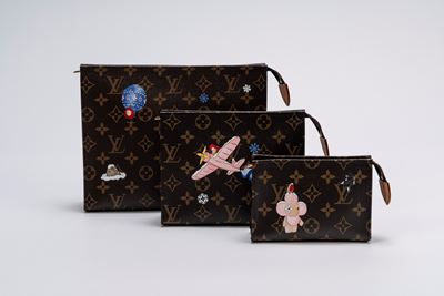 Trousse Toilet trio in tela monogrammata con stampa Vivienne, interni color glicine e dettagli in...