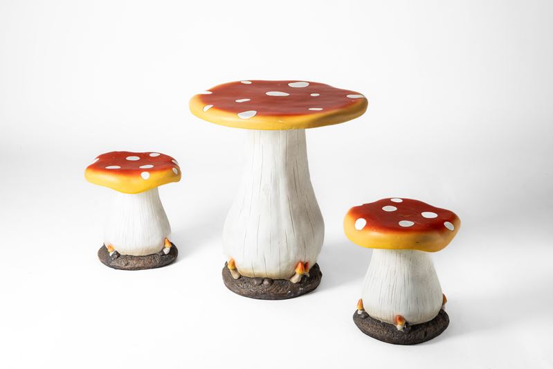Garden set composto da un tavolino e due sgabelli a forma di fungo in resina