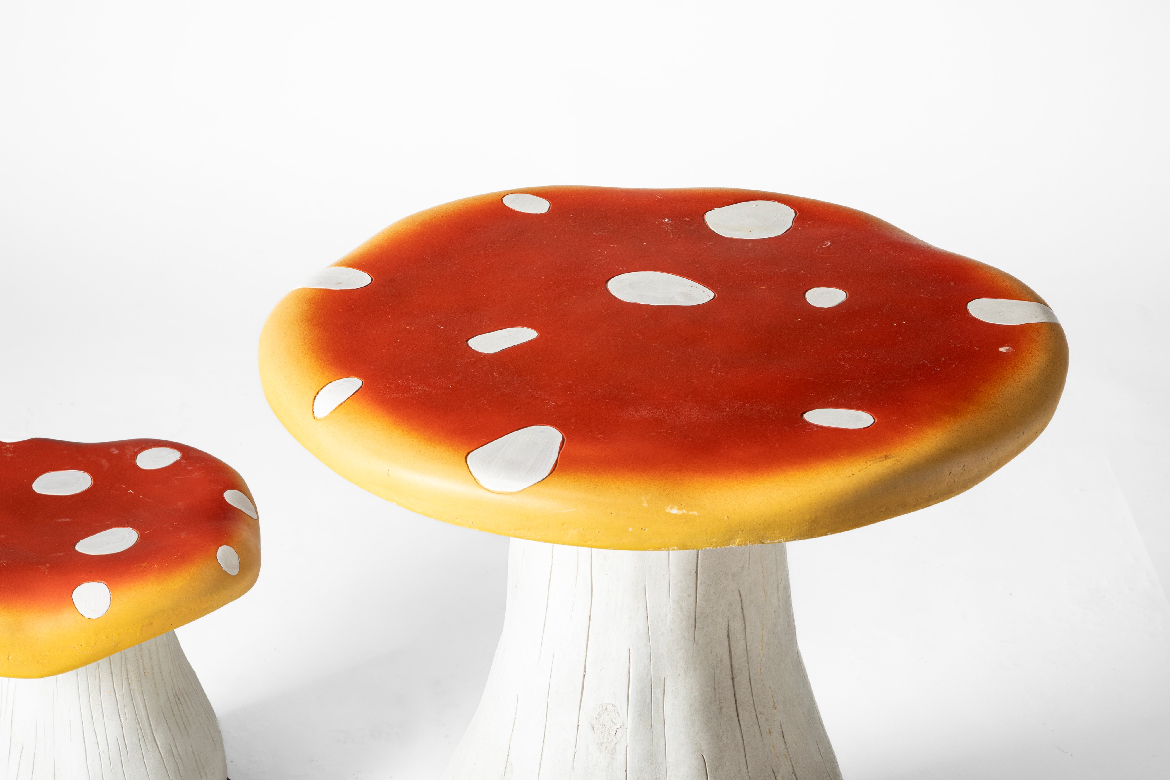 Garden set composto da un tavolino e due sgabelli a forma di fungo in resina