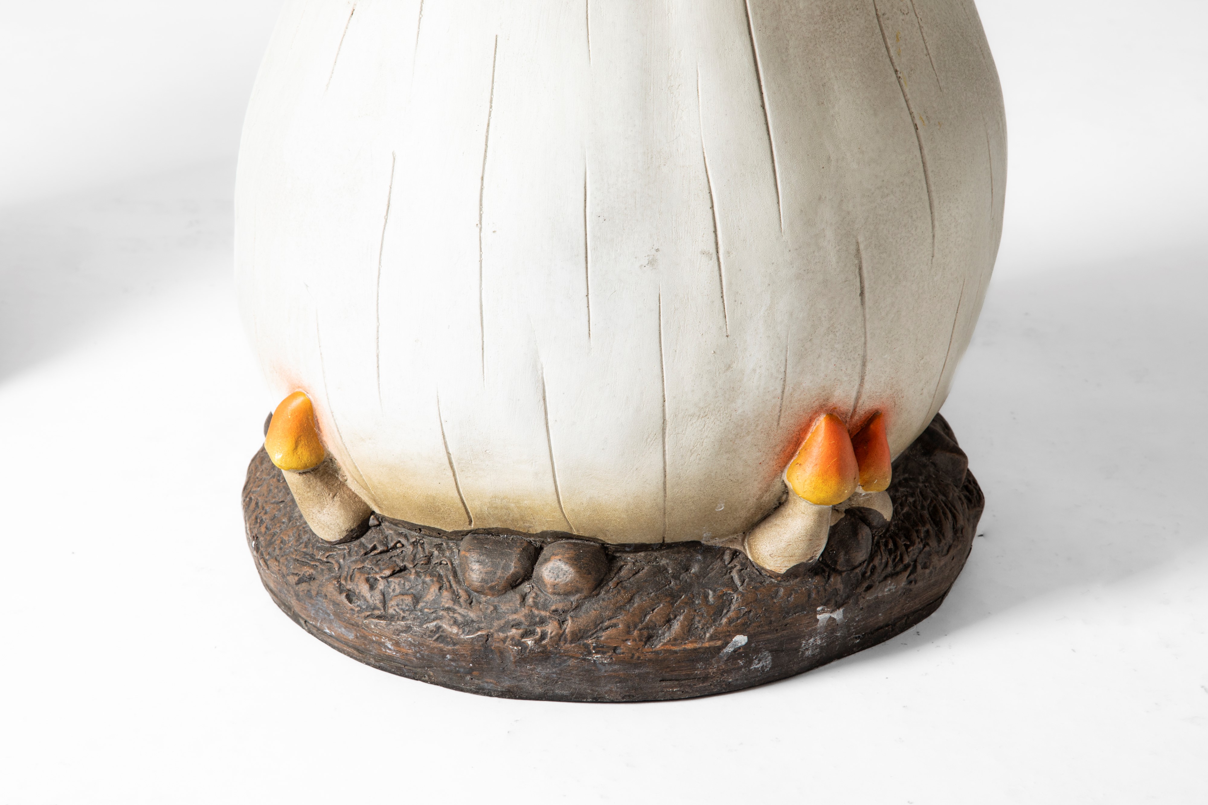 Garden set composto da un tavolino e due sgabelli a forma di fungo in resina