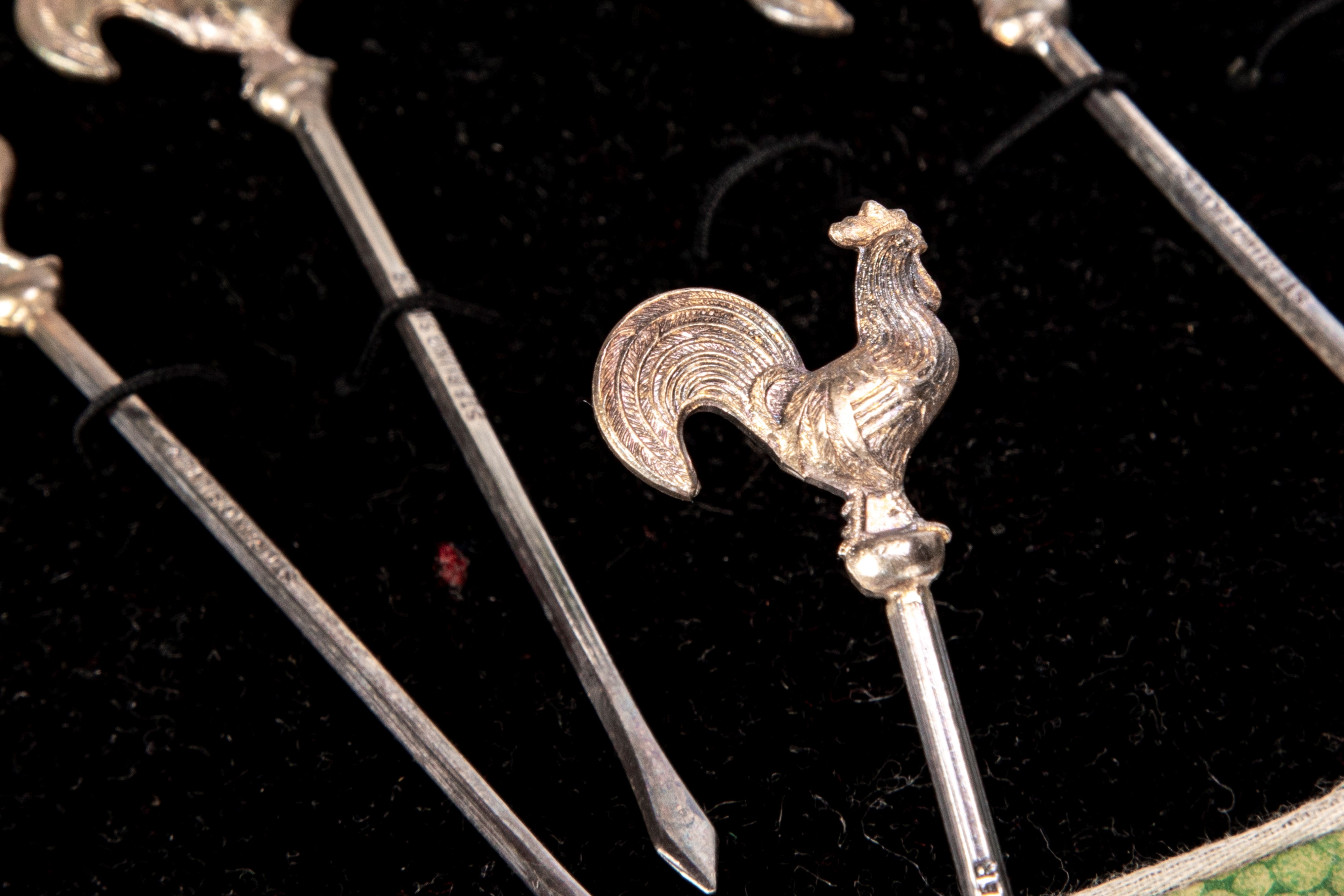 Oggetti da tavola in argento, Sheffield e metallo argentato: sei segnaposto a forma di melograno,...