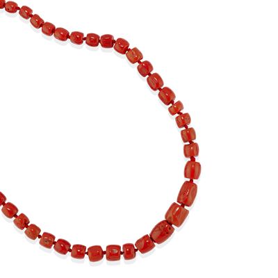 Collana in corallo rosso e oro a bassa caratura, a filo di barilotti