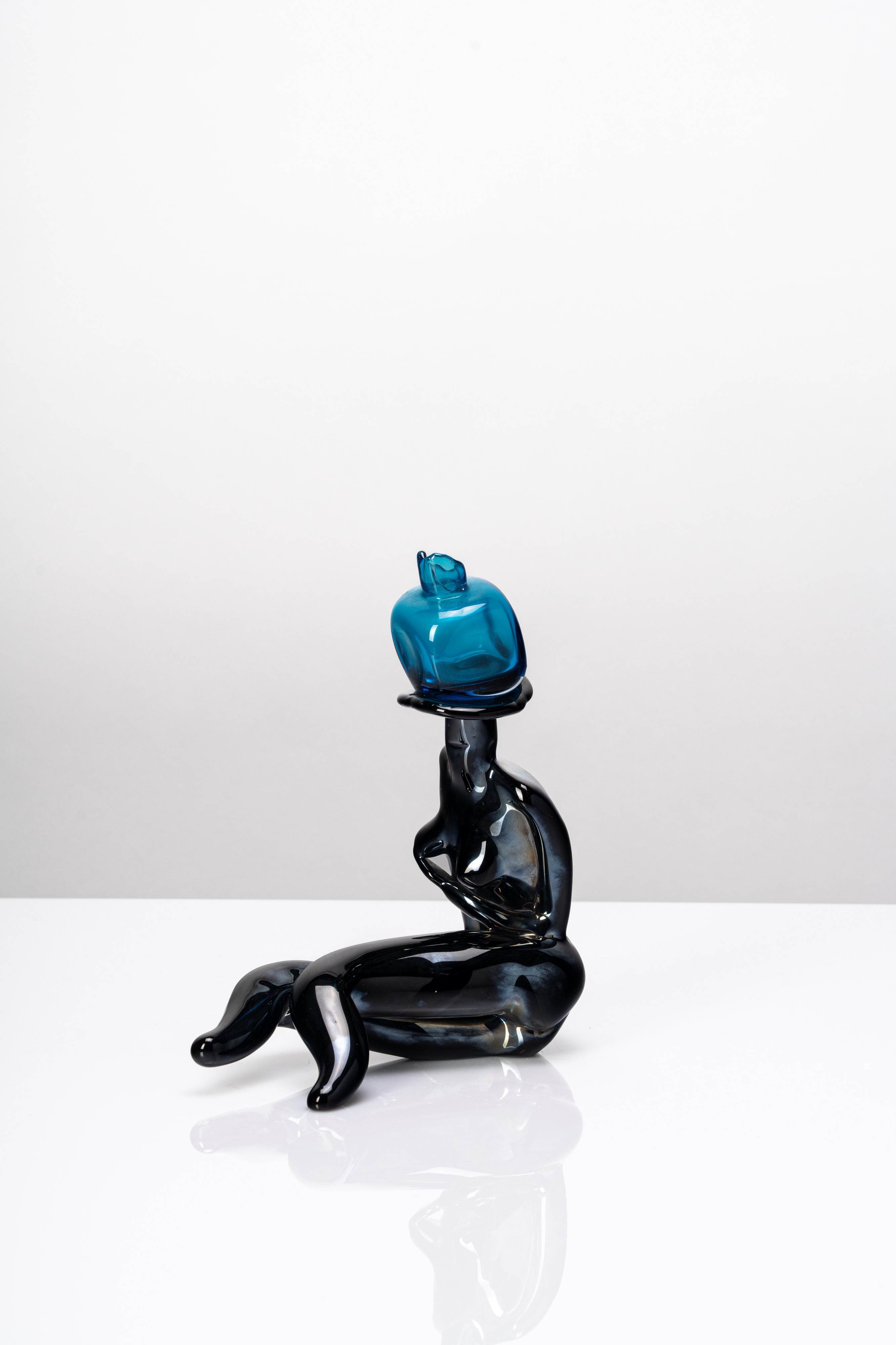 Fulvio Bianconi - Figurina “Acquaiola” (modello Venini), vetro nero e vetro trasparente (acqua-ma...