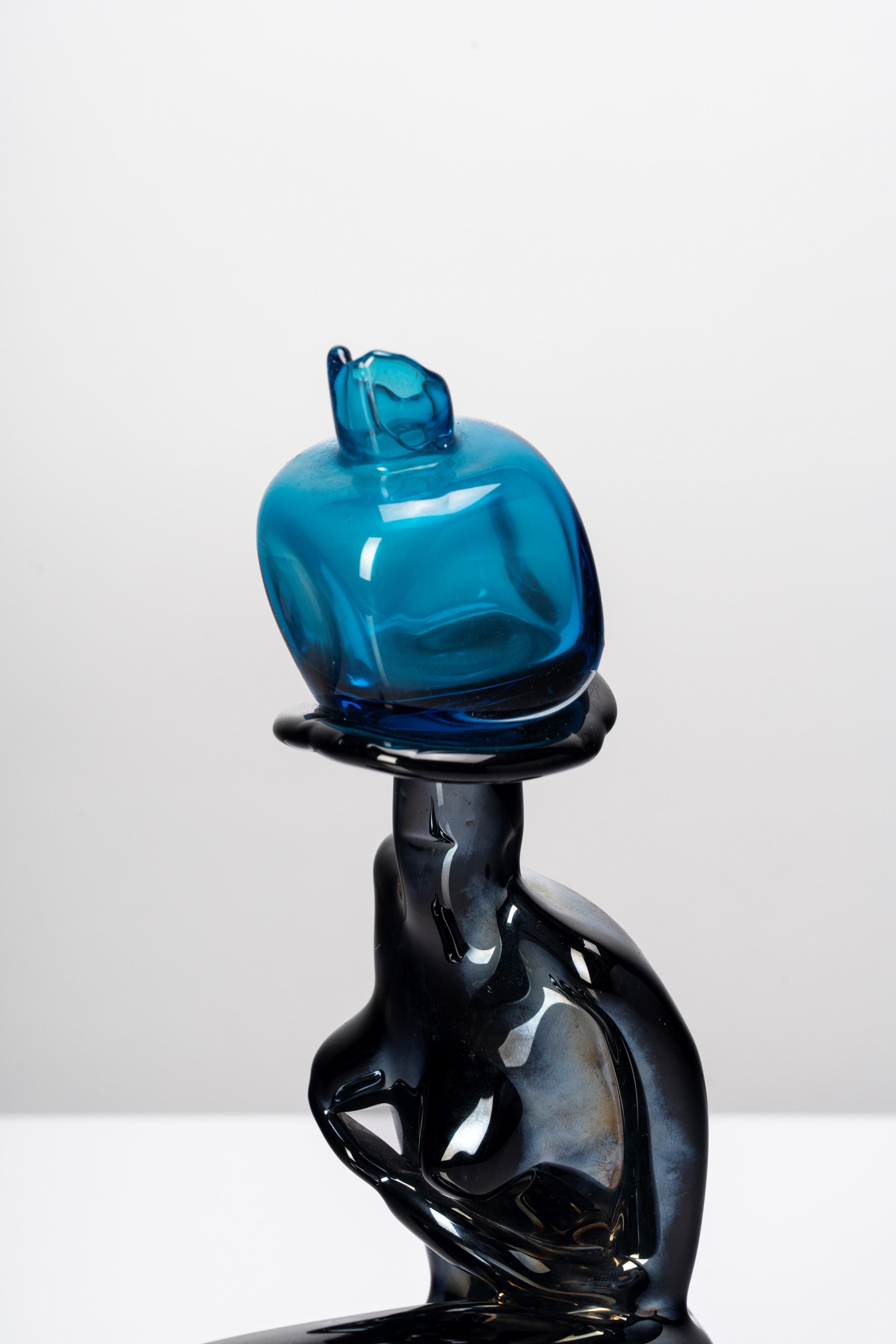 Fulvio Bianconi - Figurina “Acquaiola” (modello Venini), vetro nero e vetro trasparente (acqua-ma...