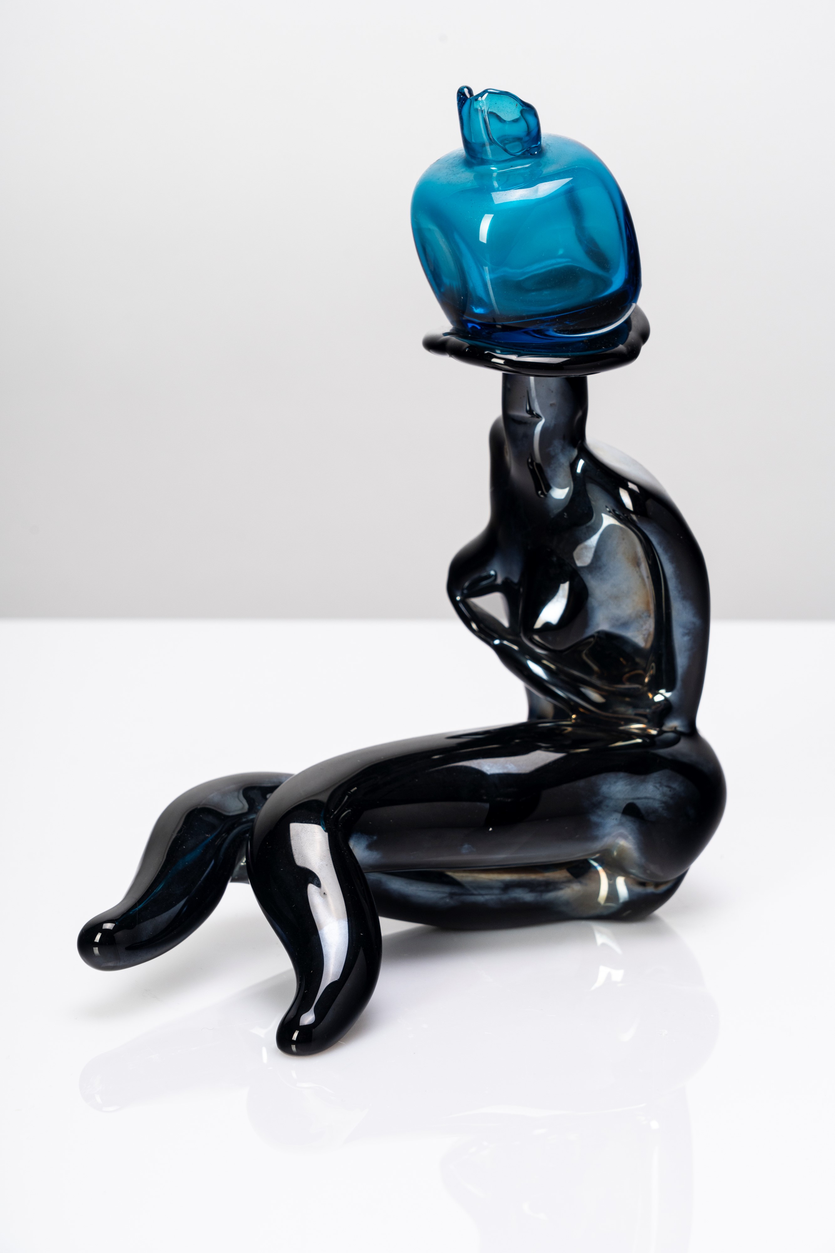 Fulvio Bianconi - Figurina “Acquaiola” (modello Venini), vetro nero e vetro trasparente (acqua-ma...