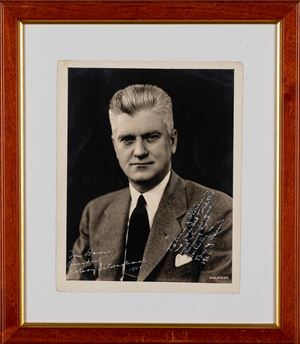 Foto ritratto di Tom J. Davis con dedica