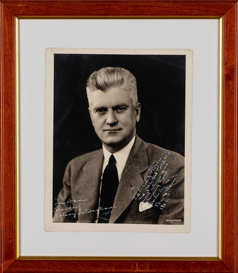 Foto ritratto di Tom J. Davis con dedica