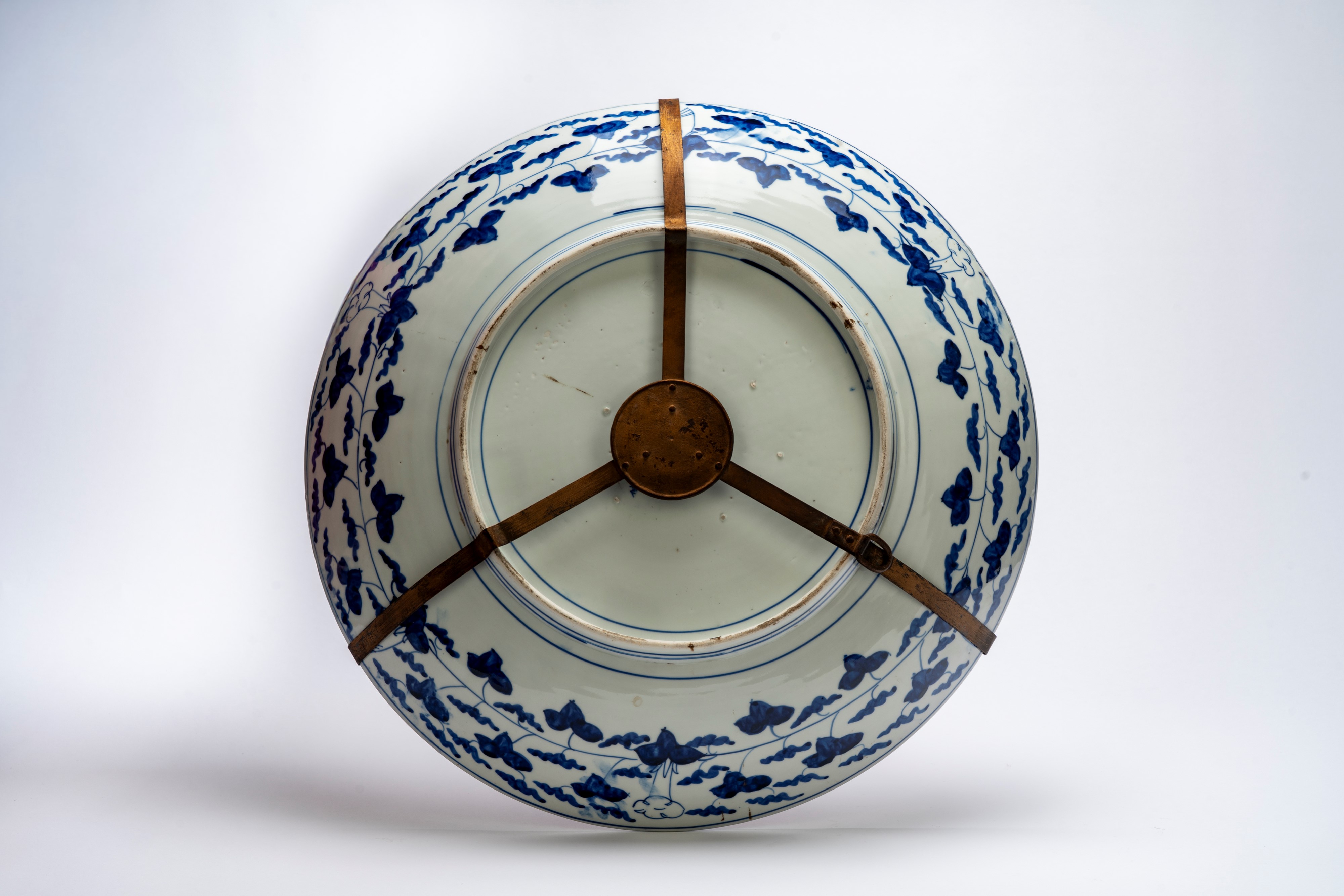 Grande piatto da parata in porcellana Imari, dipinta in policromia a ferro rosso, blu sotto coper...