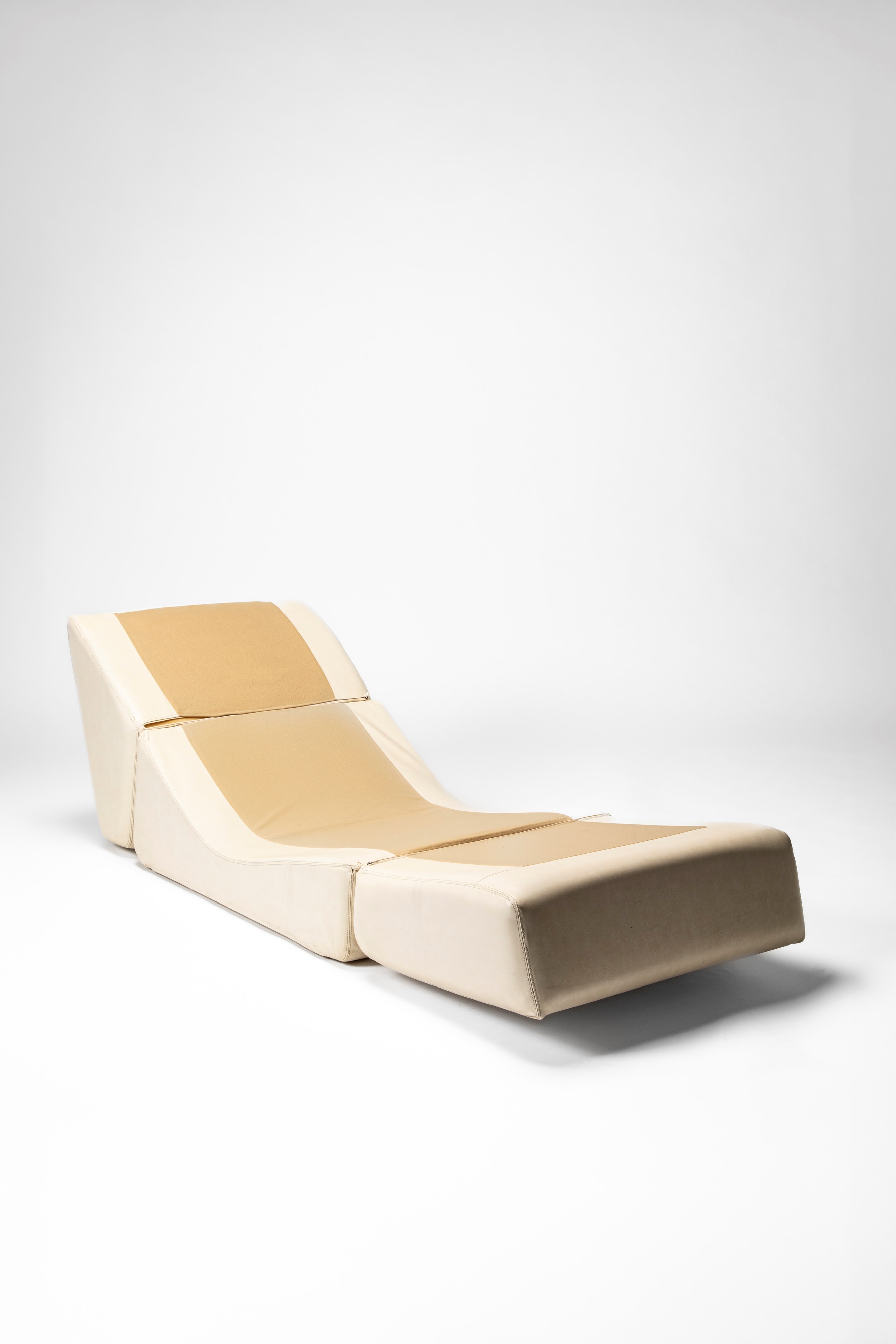 Jonathan De Pas, Donato D'urbino, Paolo Lomazzi - Poltrona modello 'Galeotta', 1968, tessuto e le...