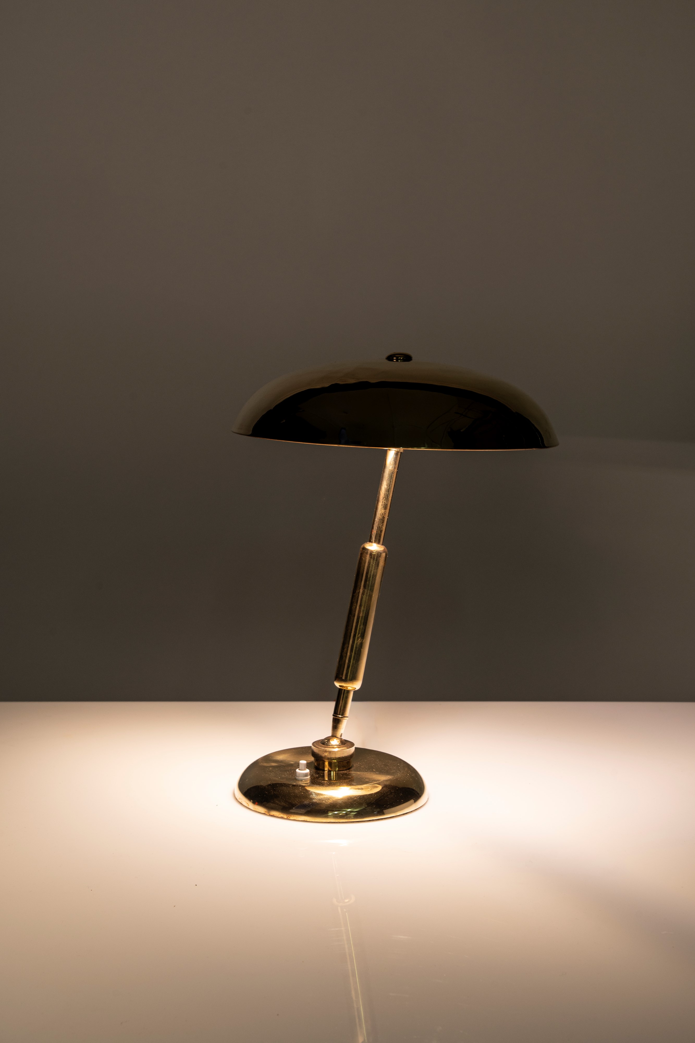 Lampada da tavolo orientabile