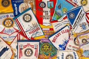 Insieme di gagliardetti rotariani del Per&ugrave;