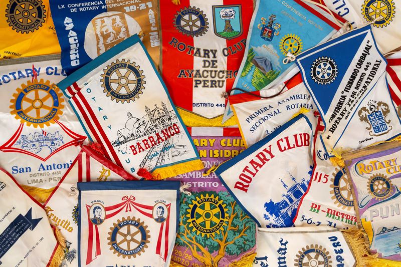 Insieme di gagliardetti rotariani del Perù