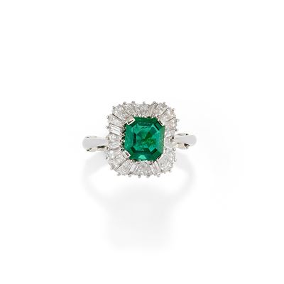 Anello con smeraldo Zambia in oro bianco 18k, diamanti (ct 2,20 ca. e ct 1,60 ca.)