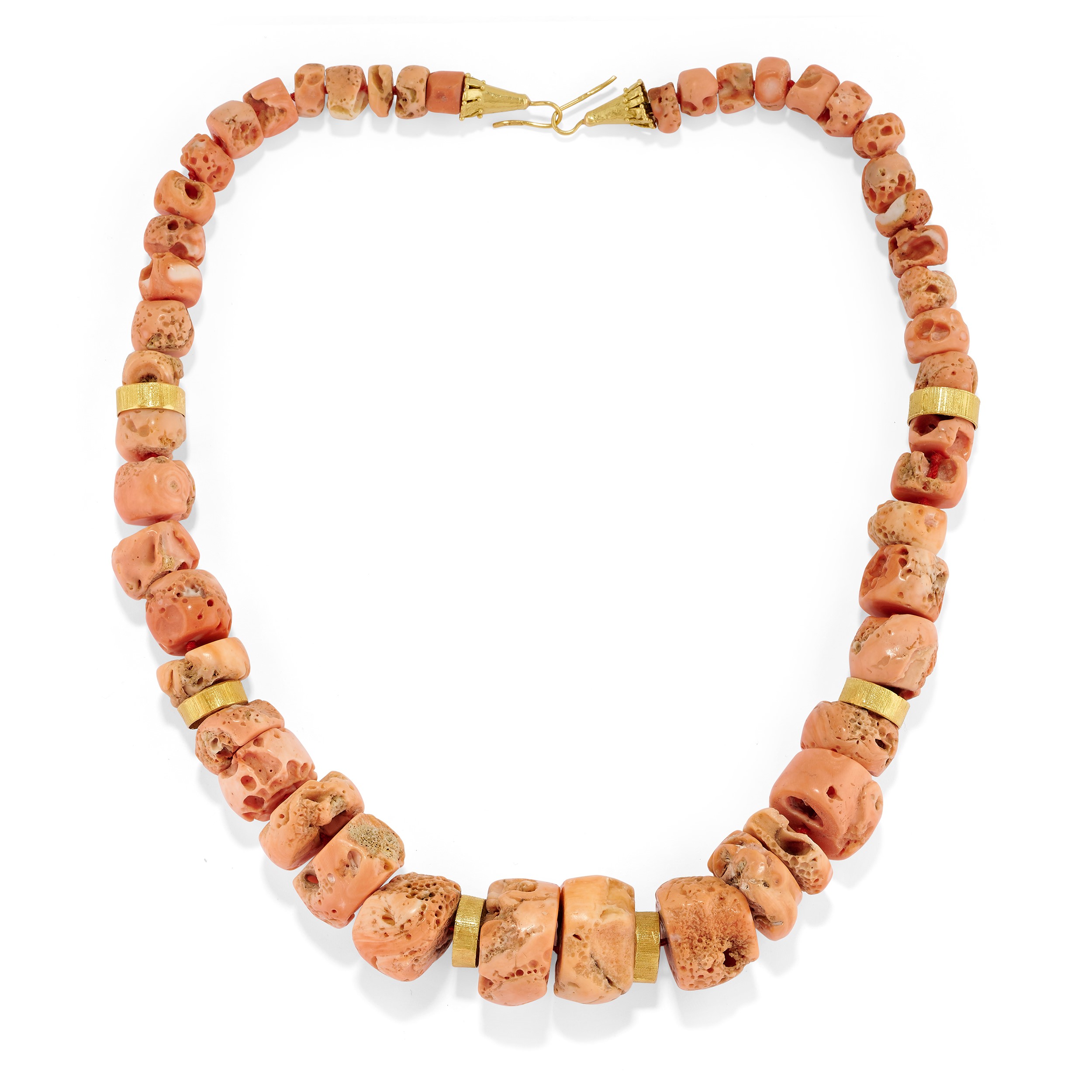 Lotto di gioielli, collana in corallo e spilla a forma di farfalla in oro giallo 18k