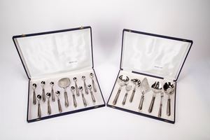 Due set di posate da servizio in custodia originale