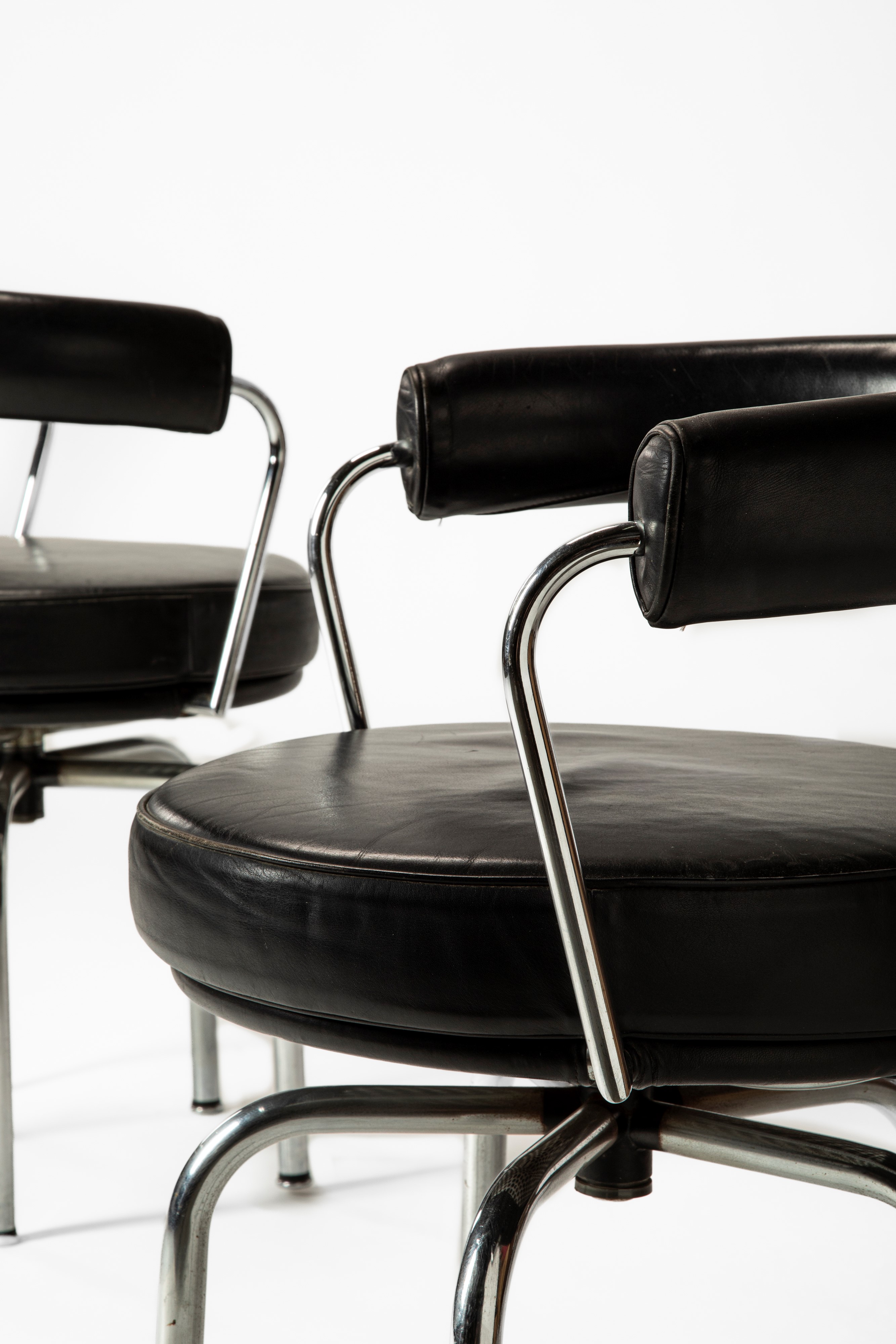 Charlotte Perriand - Set di quattro sedie modello LC7