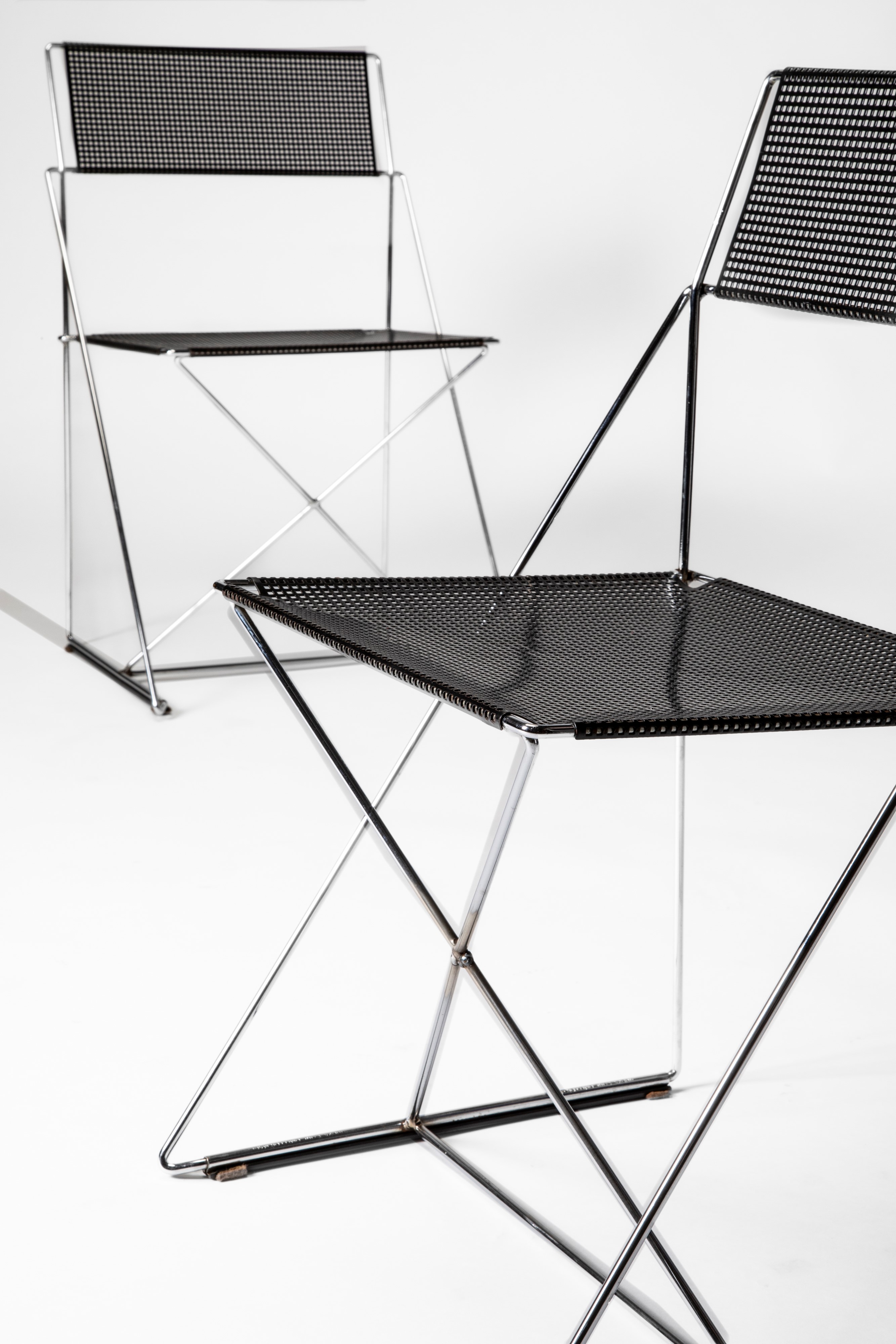 Coppia di sedie modello 'Nuova X-line'