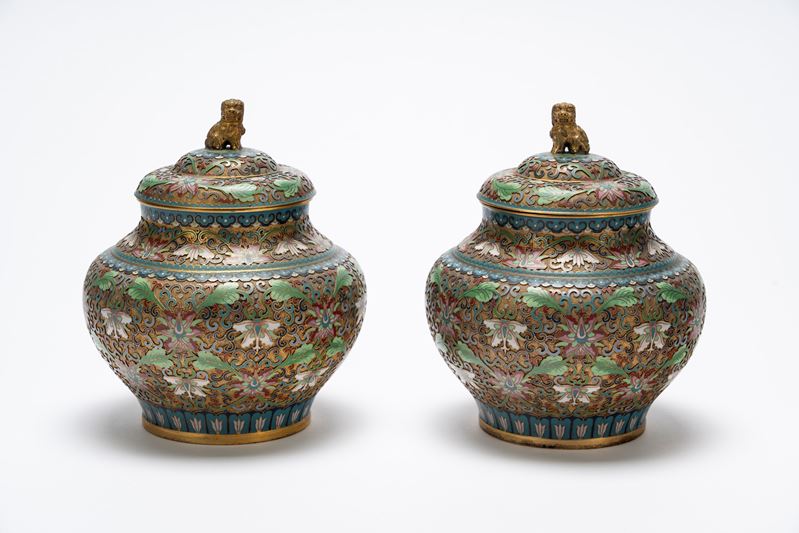Coppia di potiche a smalti cloisonné, Cina, 1930-1950