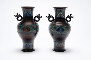 Coppia di vasi a balaustro in bronzo e smalti cloisonn&eacute; Cina, fine XIX secolo / inizi XX secolo