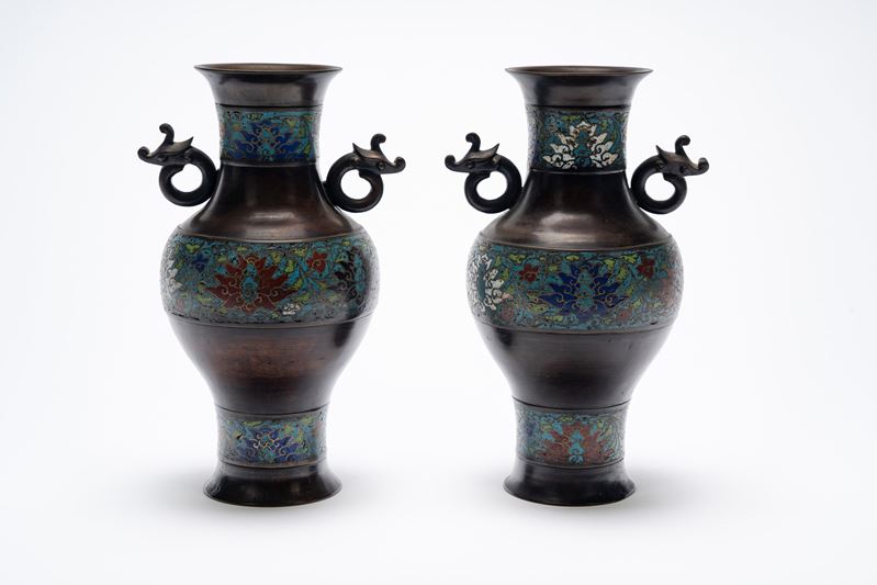 Coppia di vasi a balaustro in bronzo e smalti cloisonné Cina, fine XIX secolo / inizi XX secolo