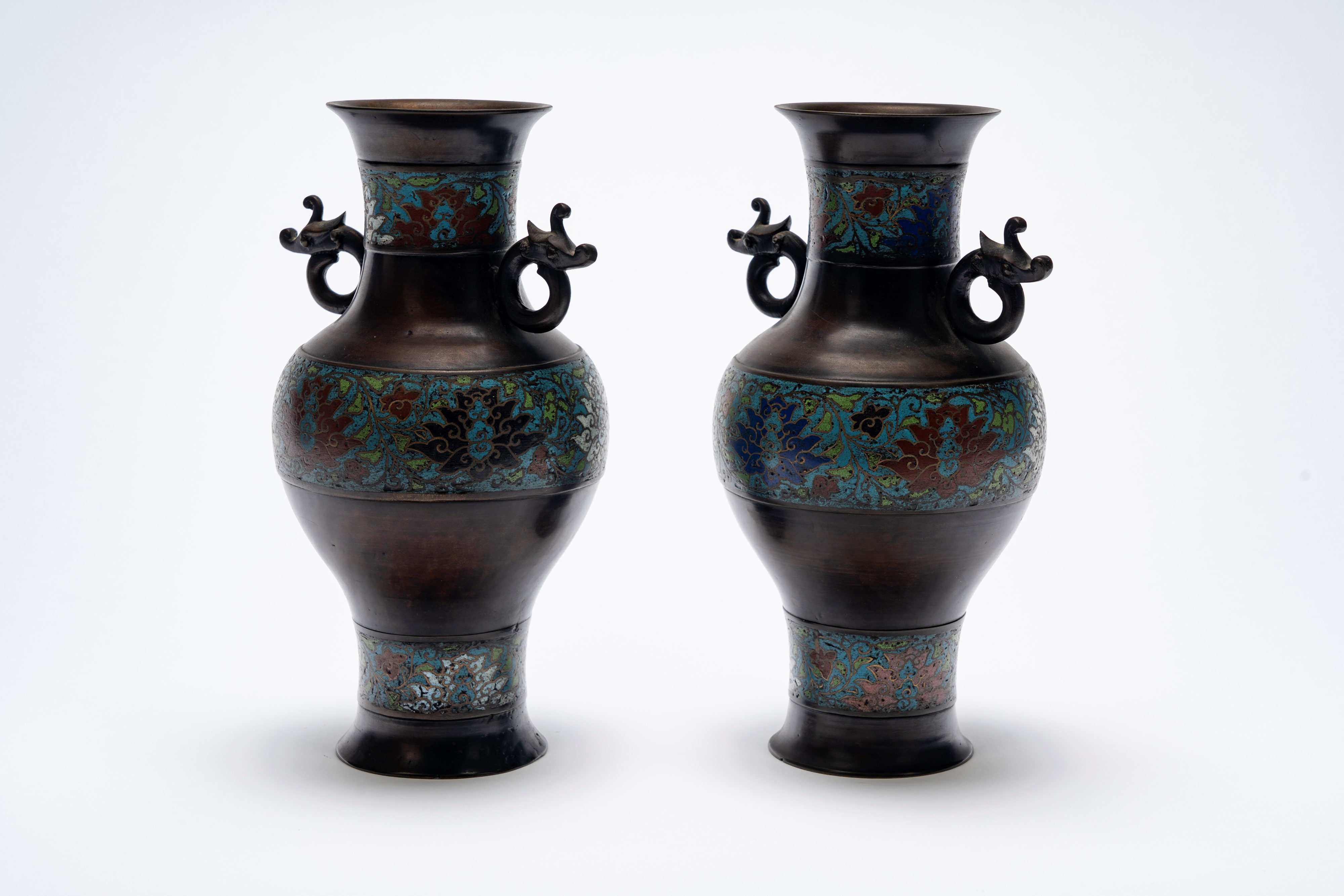Coppia di vasi a balaustro in bronzo e smalti cloisonné Cina, fine XIX secolo / inizi XX secolo