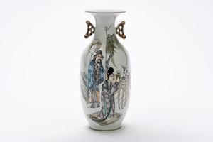 Vaso in porcellana decorato a smalti policromi e iscrizione calligrafica, con manici stilizzati, Cina, Periodo della Repubblica