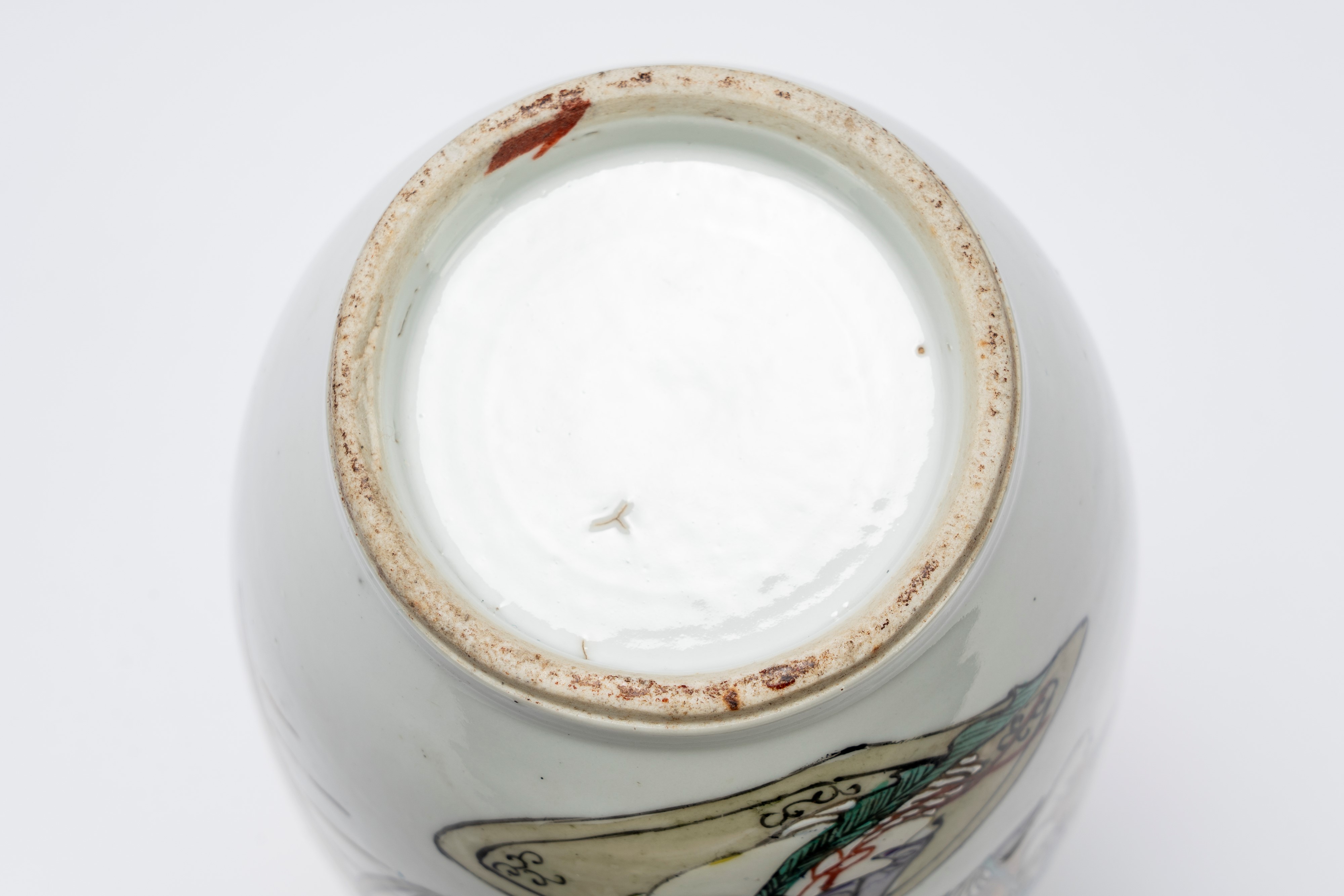 Vaso in porcellana decorato a smalti policromi e iscrizione calligrafica, con manici stilizzati, ...