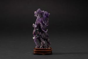 Scultura in ametista scolpita raffigurante una Guanyin danzante, Cina