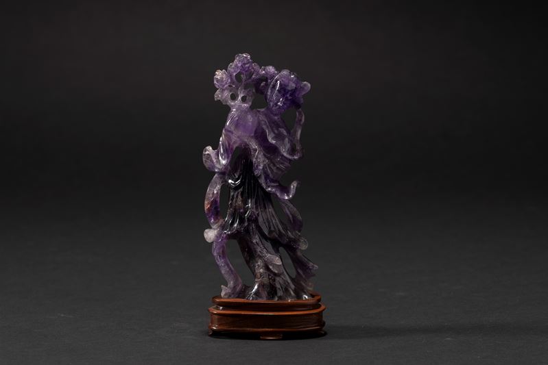 Scultura in ametista scolpita raffigurante una Guanyin danzante, Cina