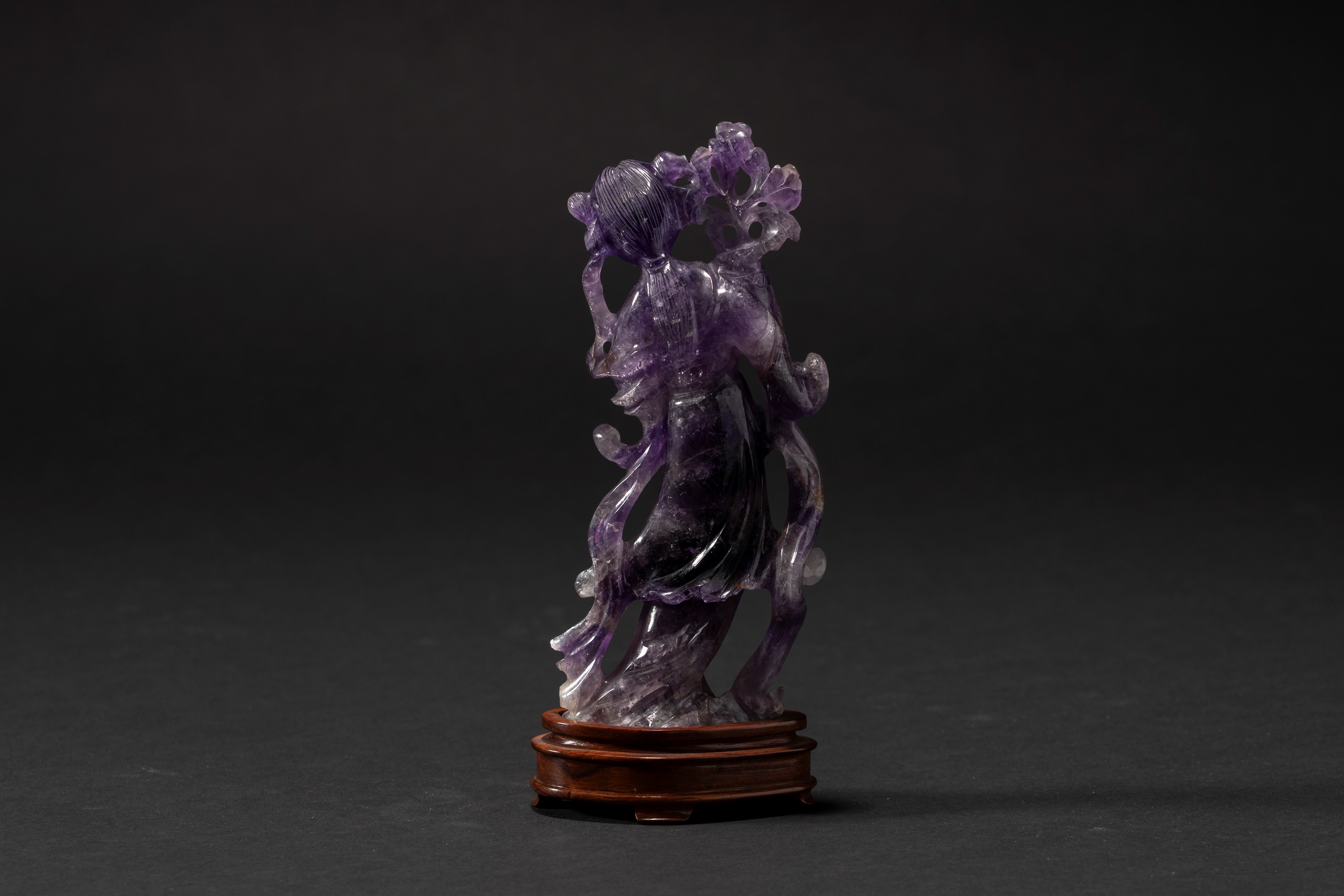 Scultura in ametista scolpita raffigurante una Guanyin danzante, Cina