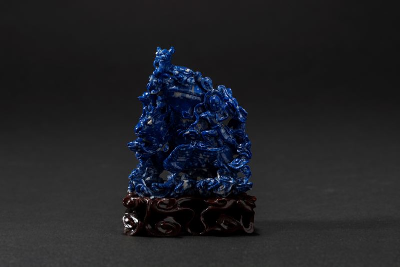 Piccolo vaso scultura o snuff bottle in lapislazzulo scolpito raffigurante drago con figure, Cina...