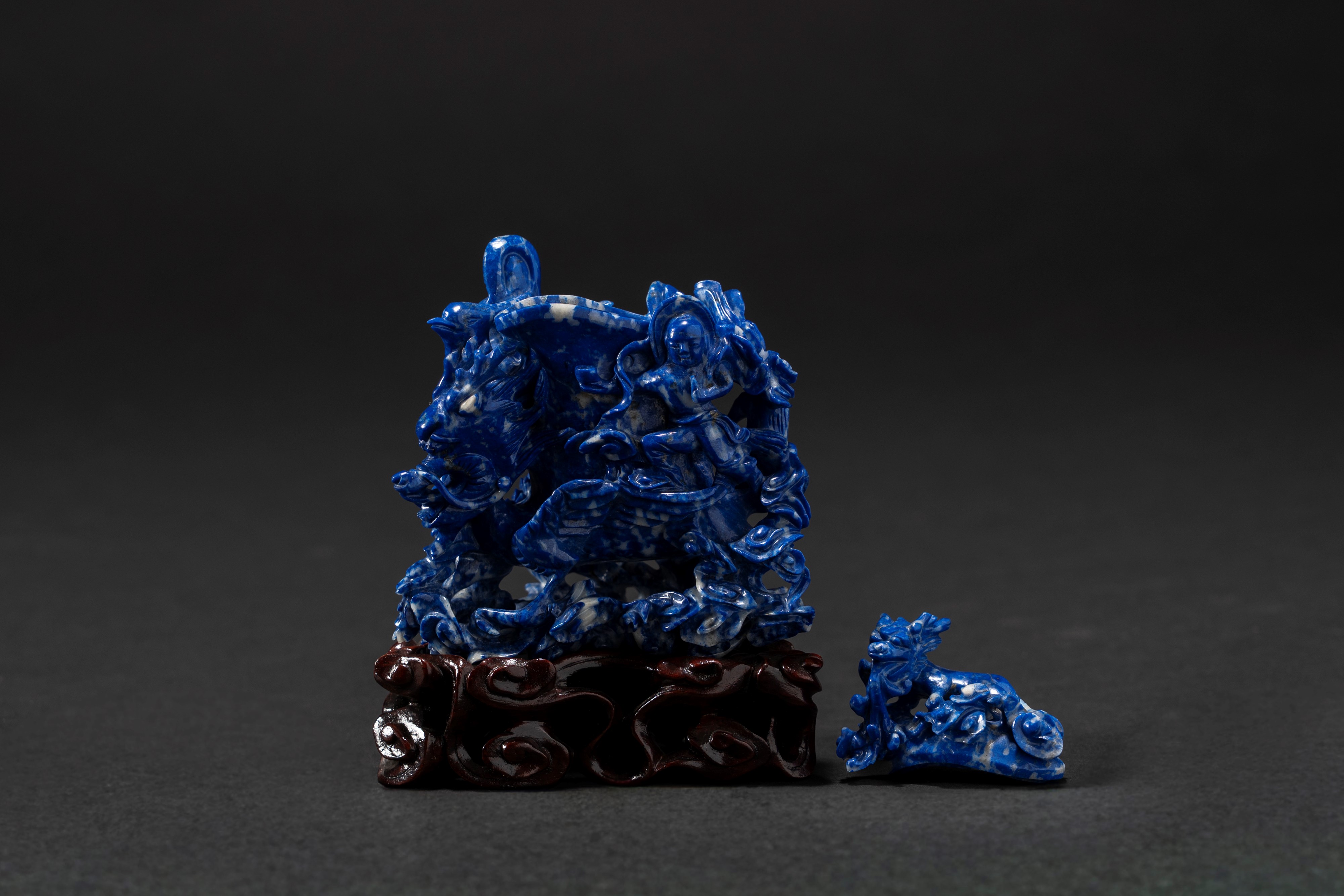 Piccolo vaso scultura o snuff bottle in lapislazzulo scolpito raffigurante drago con figure, Cina...