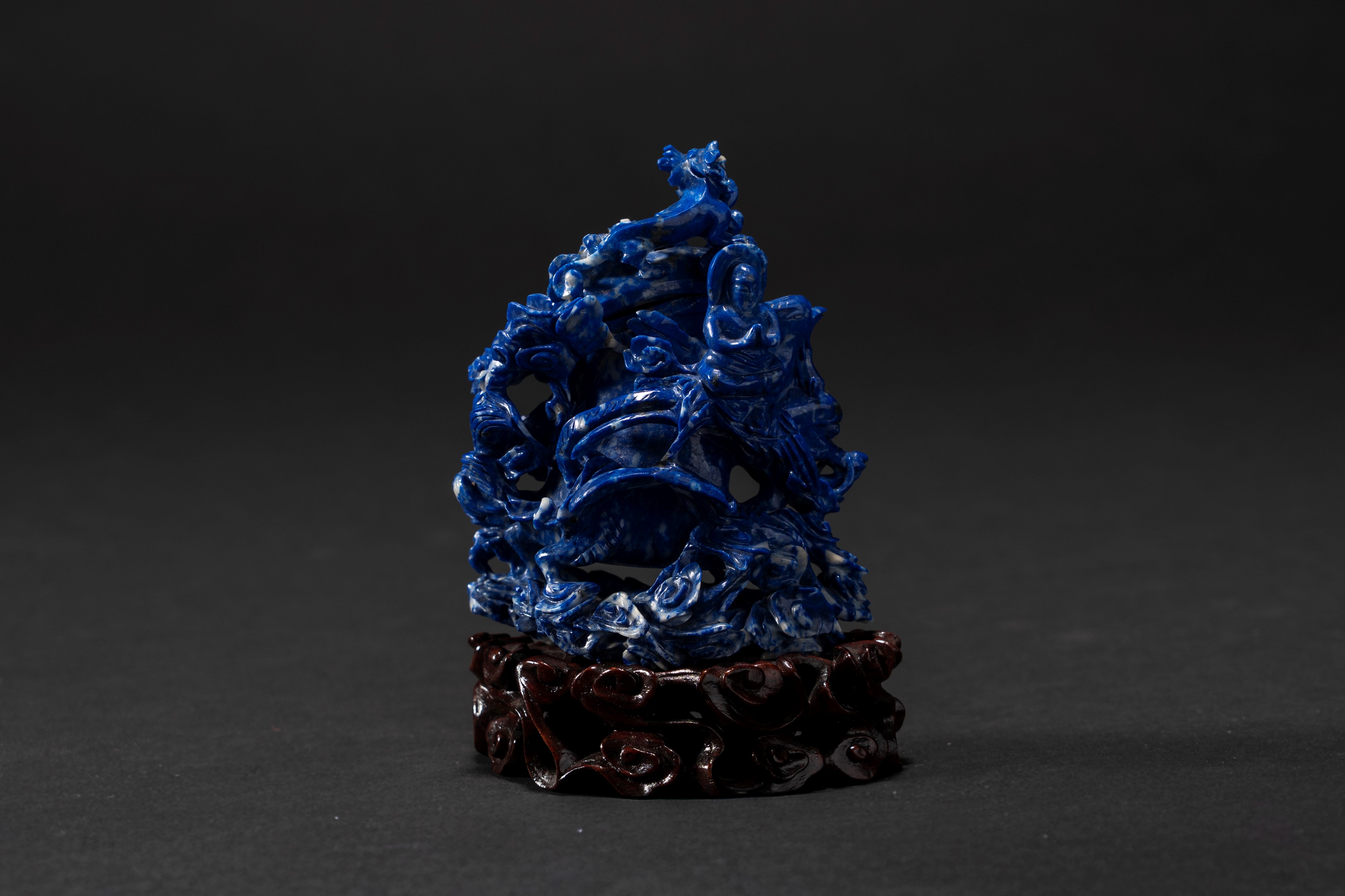 Piccolo vaso scultura o snuff bottle in lapislazzulo scolpito raffigurante drago con figure, Cina...